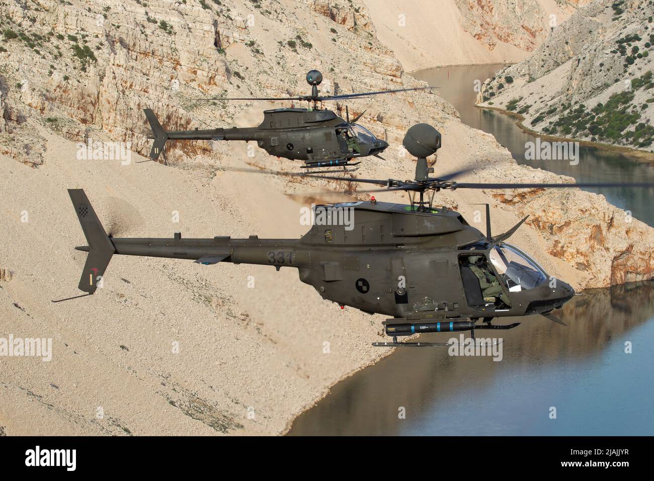 Un paio di aerei croati OH-58 Kiowa Warrior attaccare elicotteri catturati in volo, Croazia. Foto Stock