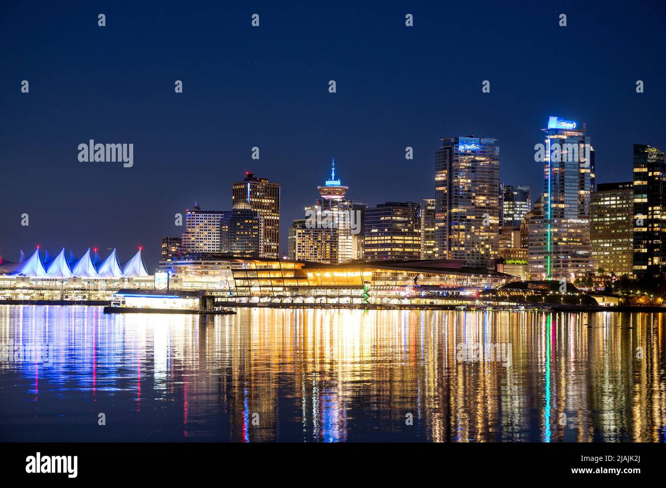 Skyline del centro di Vancouver e il porto di Vancouver come visto dallo Stanley Park al tramonto. Foto Stock