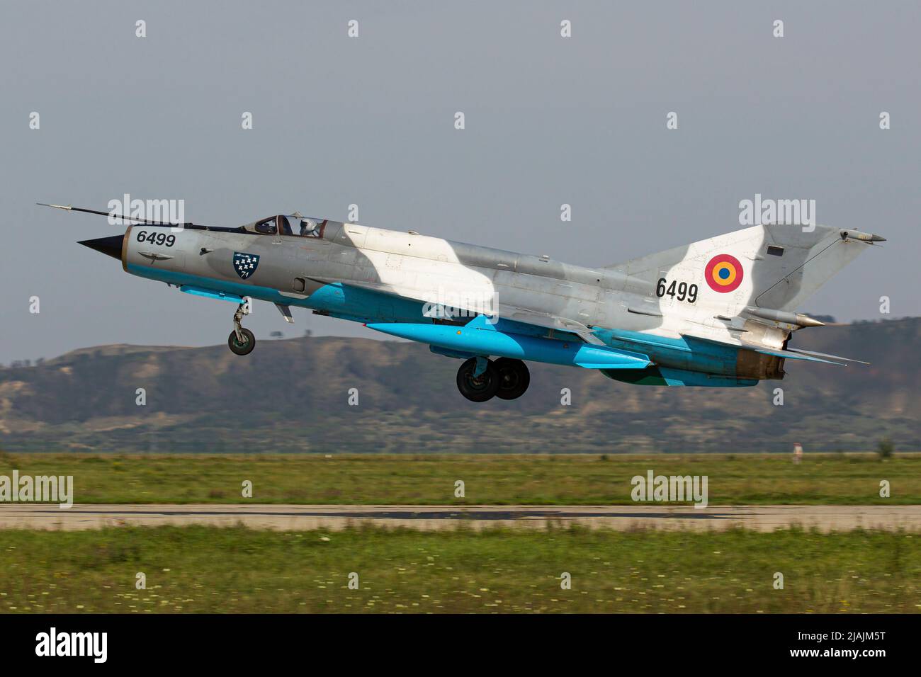 Una forza aerea rumena MIG-21 Lancer decollo dalla sua base Campia Turzii, Romania. Foto Stock