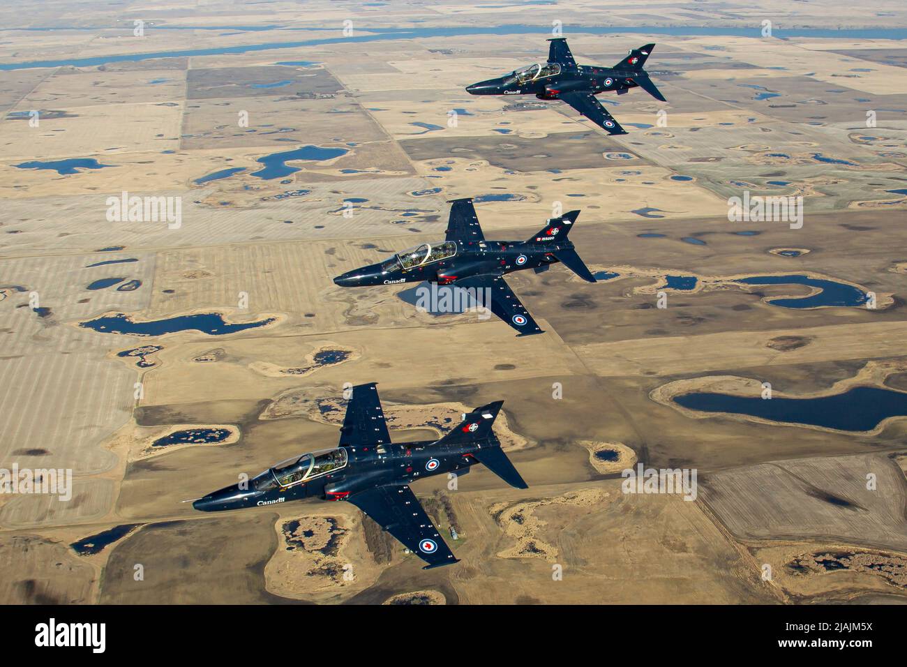 Un trio di aerei da addestramento Royal Canadian Air Force CT-155 Hawk sopra Moose Jaw, Canada. Foto Stock