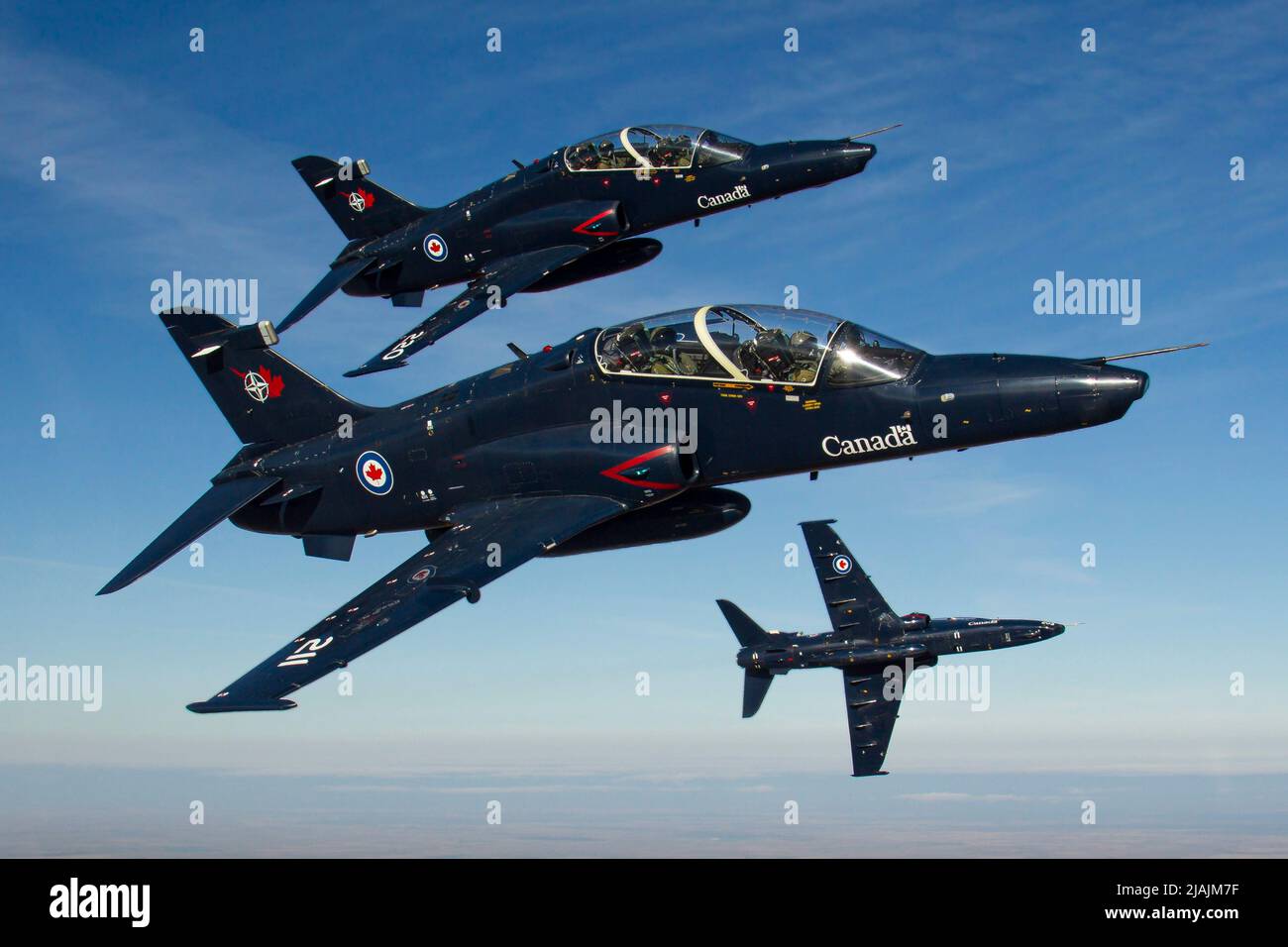 Un trio di aerei da addestramento Royal Canadian Air Force CT-155 Hawk si rompe per la fotocamera. Foto Stock