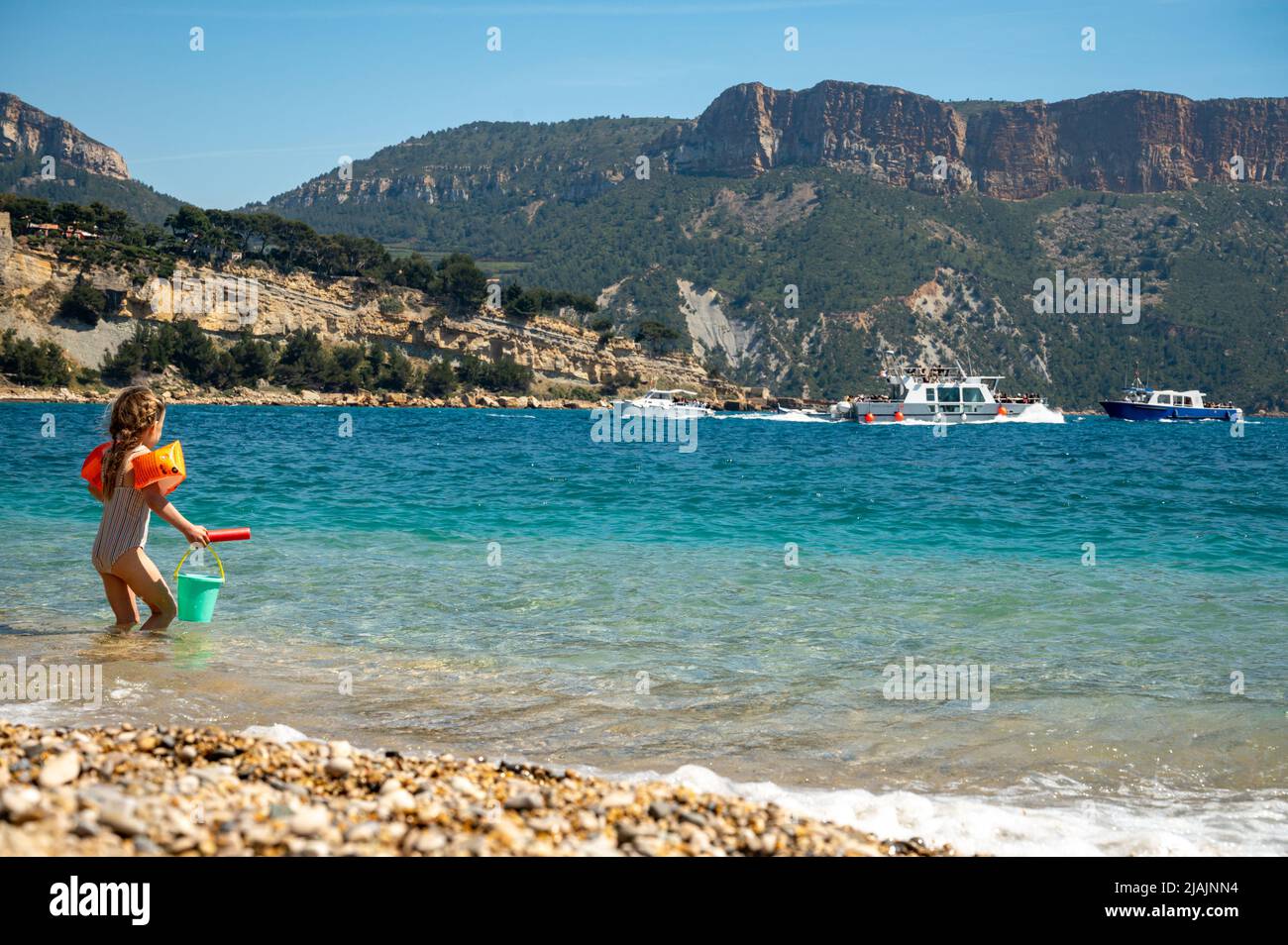 Vista panoramica sulle scogliere, mare blu acque limpide sulla spiaggia Plage du Bestouan a Cassis, Provenza, Francia Foto Stock