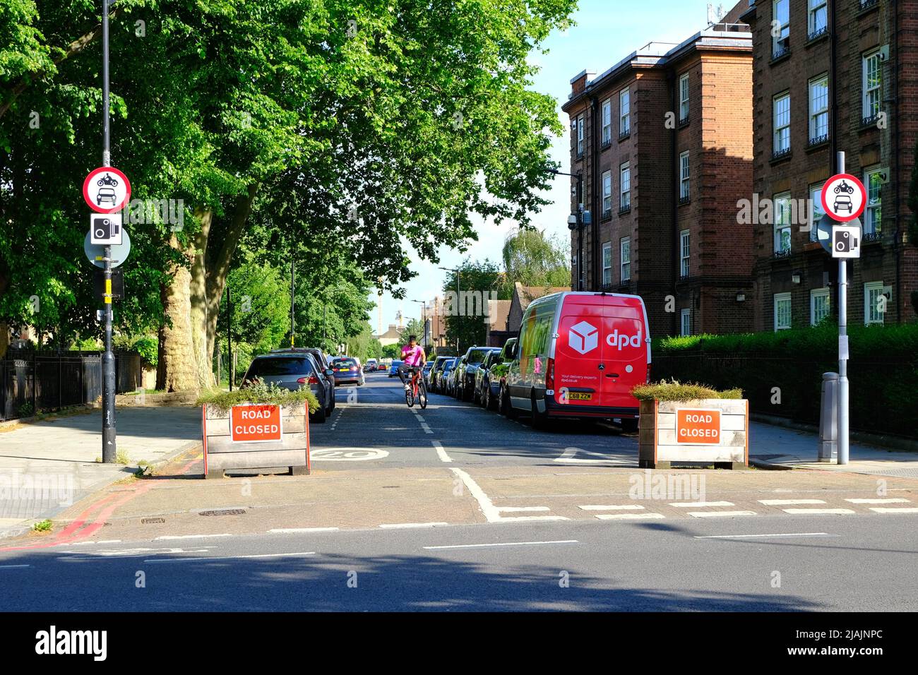 Londra, Regno Unito. Un ciclista passa lungo una strada con restrizioni di quartiere a basso traffico (LTN) in Elephant and Castle, Lambeth. Foto Stock