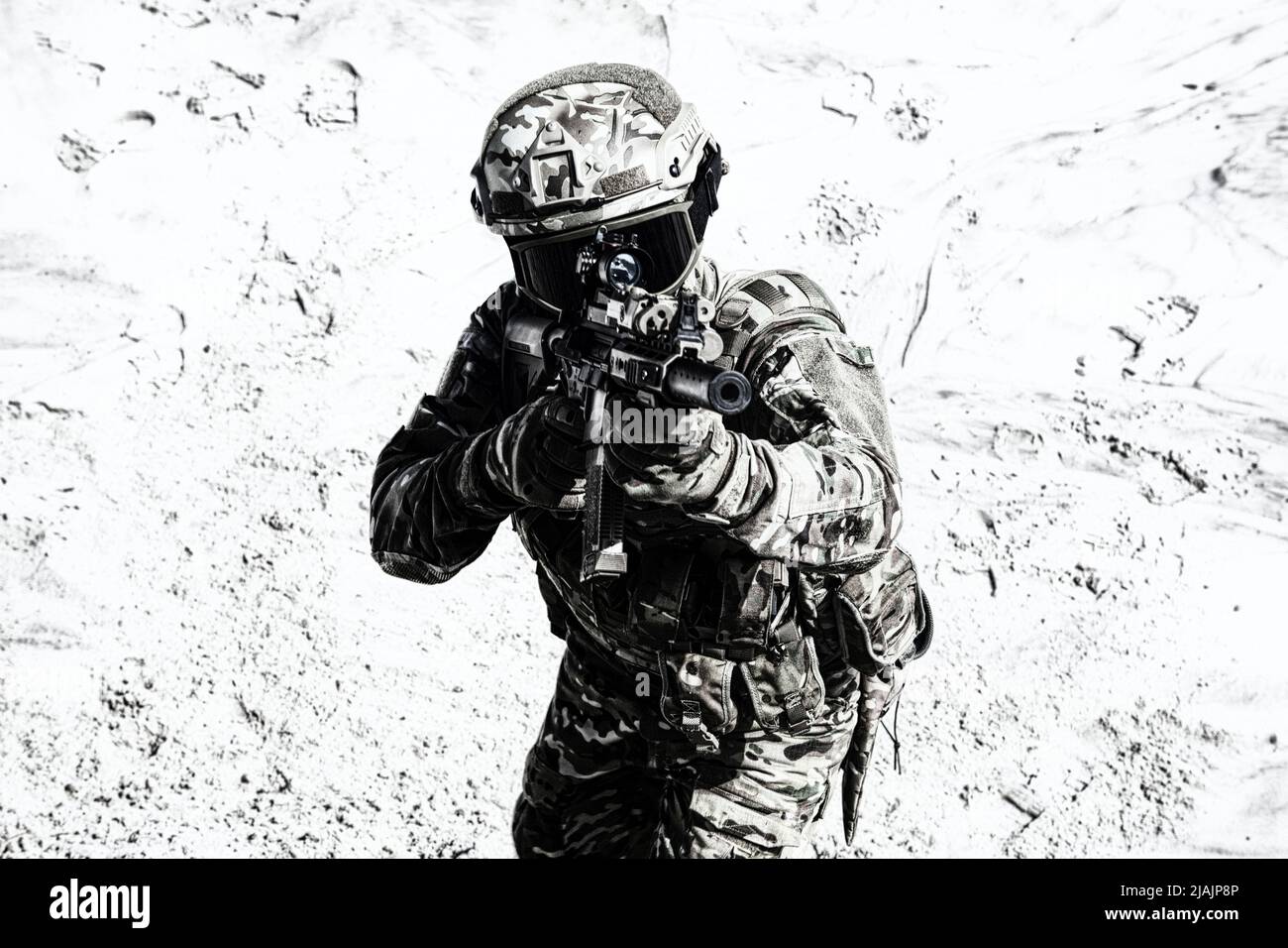 Foto desaturata di un soldato in camo combattimento uniforme mirante con vista ottica sul fucile di servizio. Foto Stock