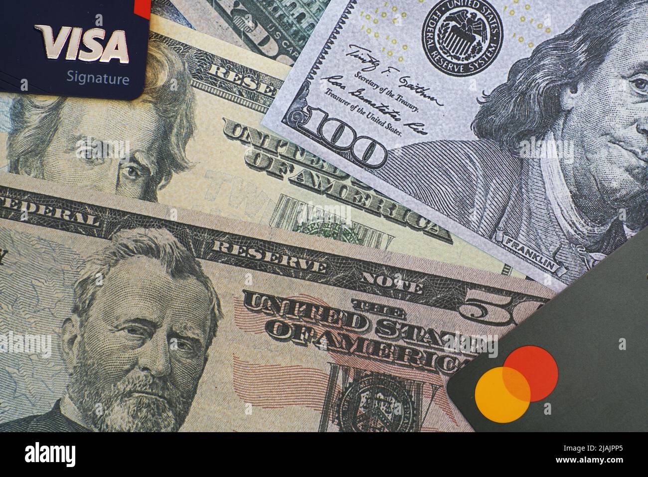 Vista dall'alto di contanti e carte di credito Foto Stock