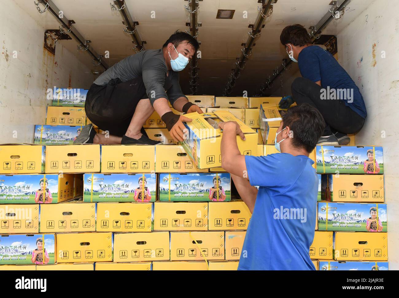 TURPAN, CINA - 30 MAGGIO 2022 - i lavoratori caricano i cantaloupes in un veicolo logistico a catena fredda in un magazzino nella contea di Shanshan, città di Turpan, nord-ovest Foto Stock
