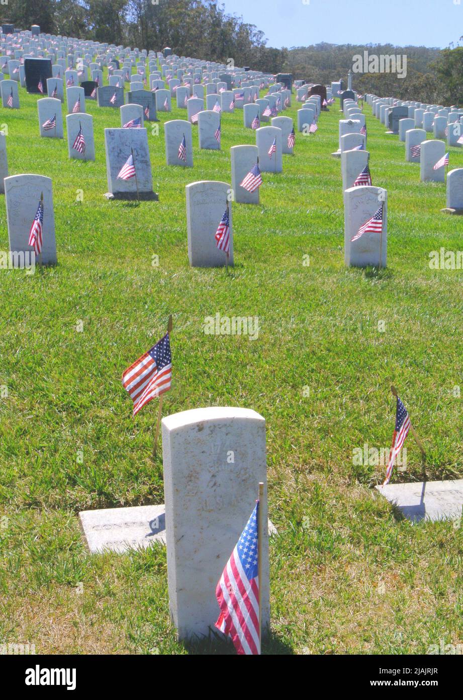 vista del cimitero presidio di san francisco con bandiere usa sulle lapidi Foto Stock