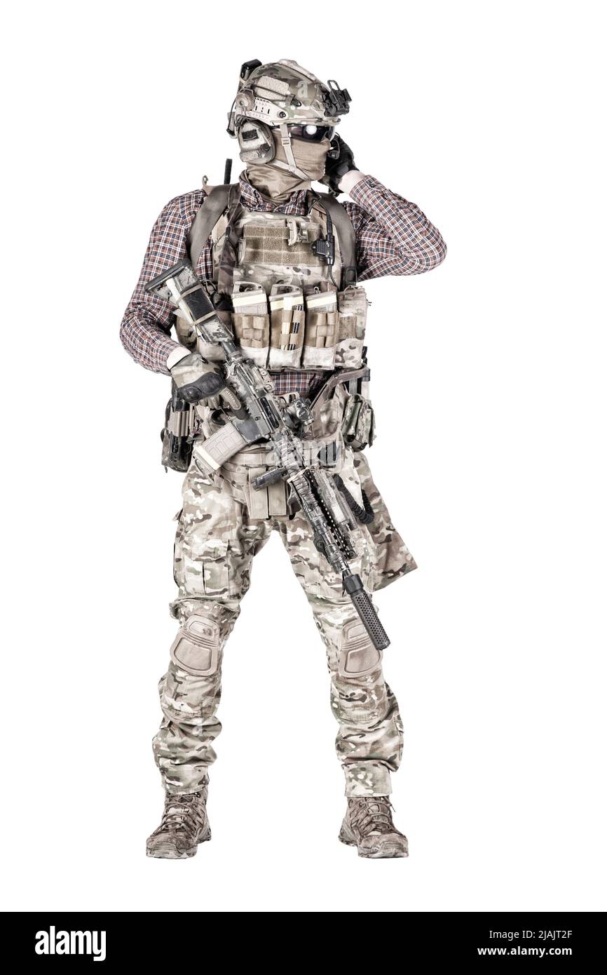 Soldato che indossa maglietta a scacchi, maschera e pantaloni camuffati, armati di fucile di servizio. Foto Stock