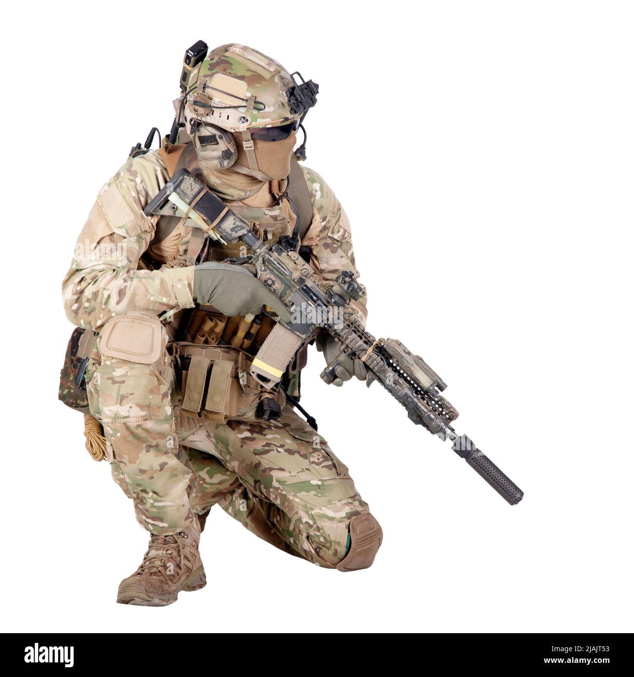 Soldato in divisa da battaglia, inginocchiato con fucile. Foto Stock