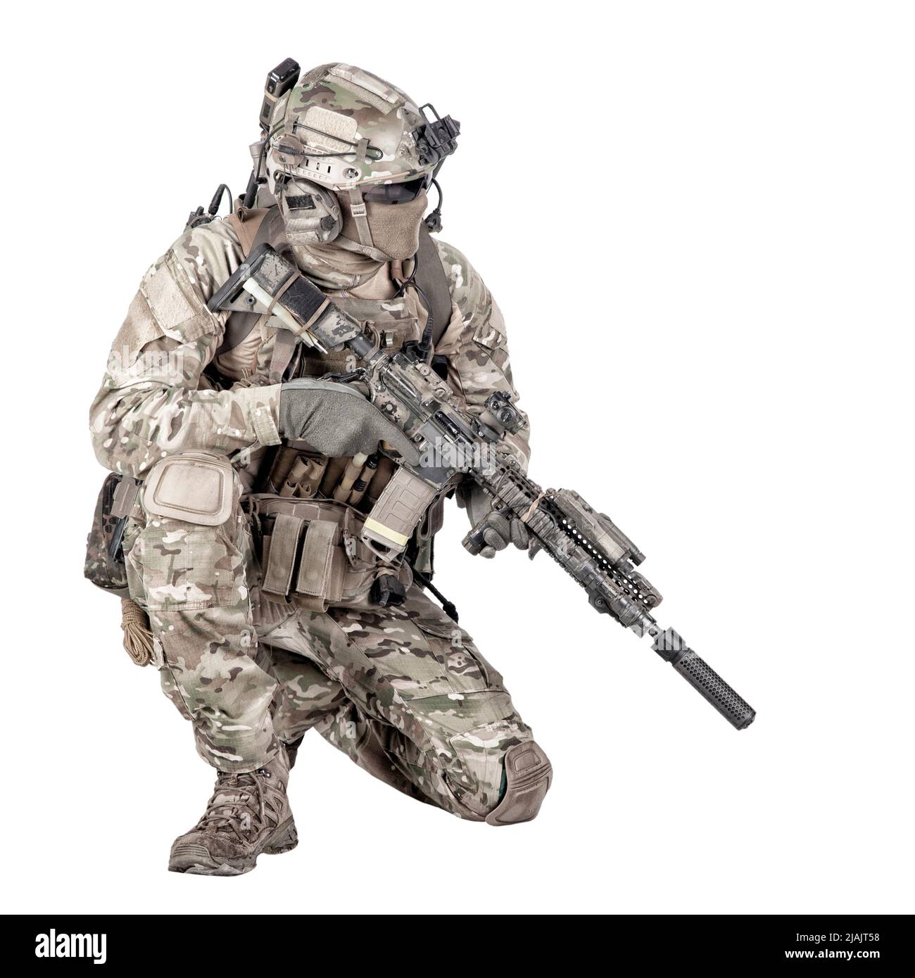 Soldato in divisa da battaglia, inginocchiato con fucile. Foto Stock