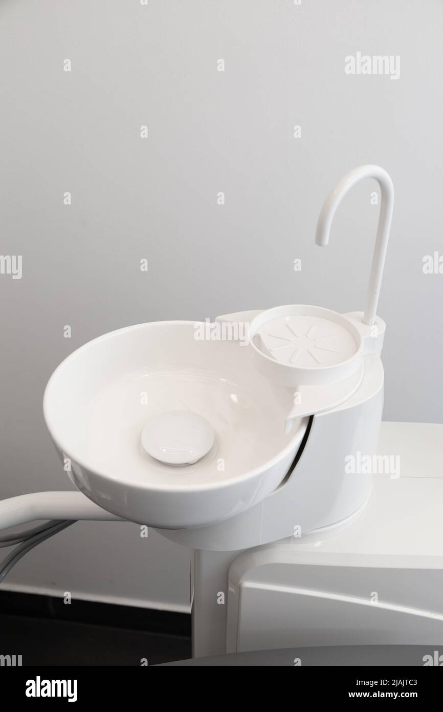 lavello dettagli con rubinetti, bianco pulito dentista strumento, oggetto in studio Foto Stock