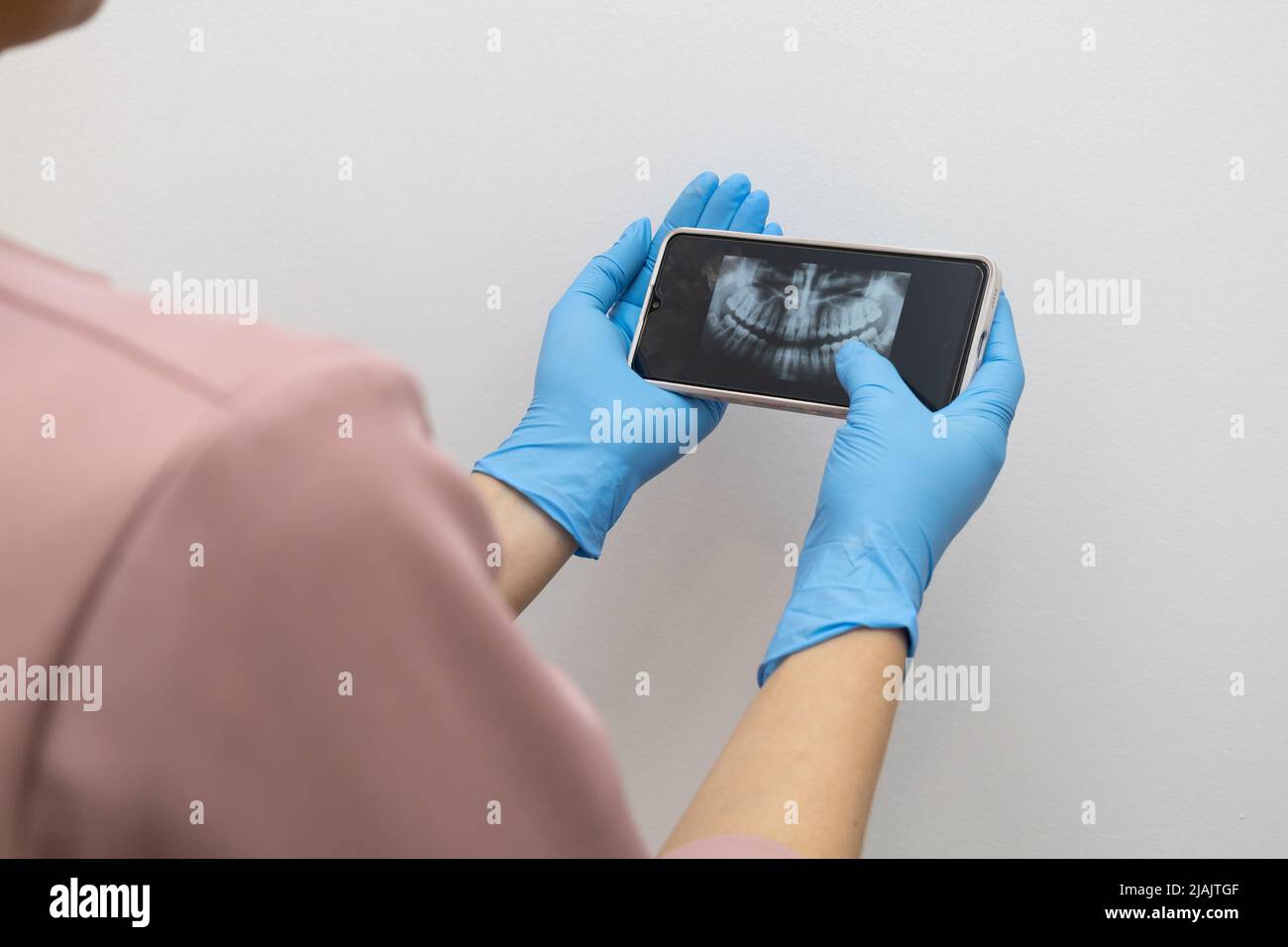 dispositivo di presa con touch screen, risultati dell'esame radiologico della bocca di una persona, esame per il trattamento dentale, tecnologia e dispositivo in studio Foto Stock