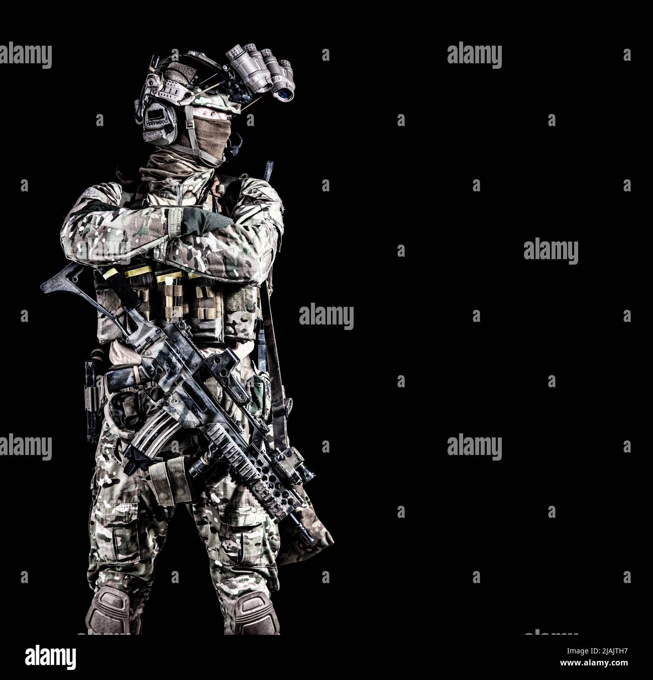 Soldato in equipaggiamento completo, in piedi con le braccia incrociate sul petto. Foto Stock
