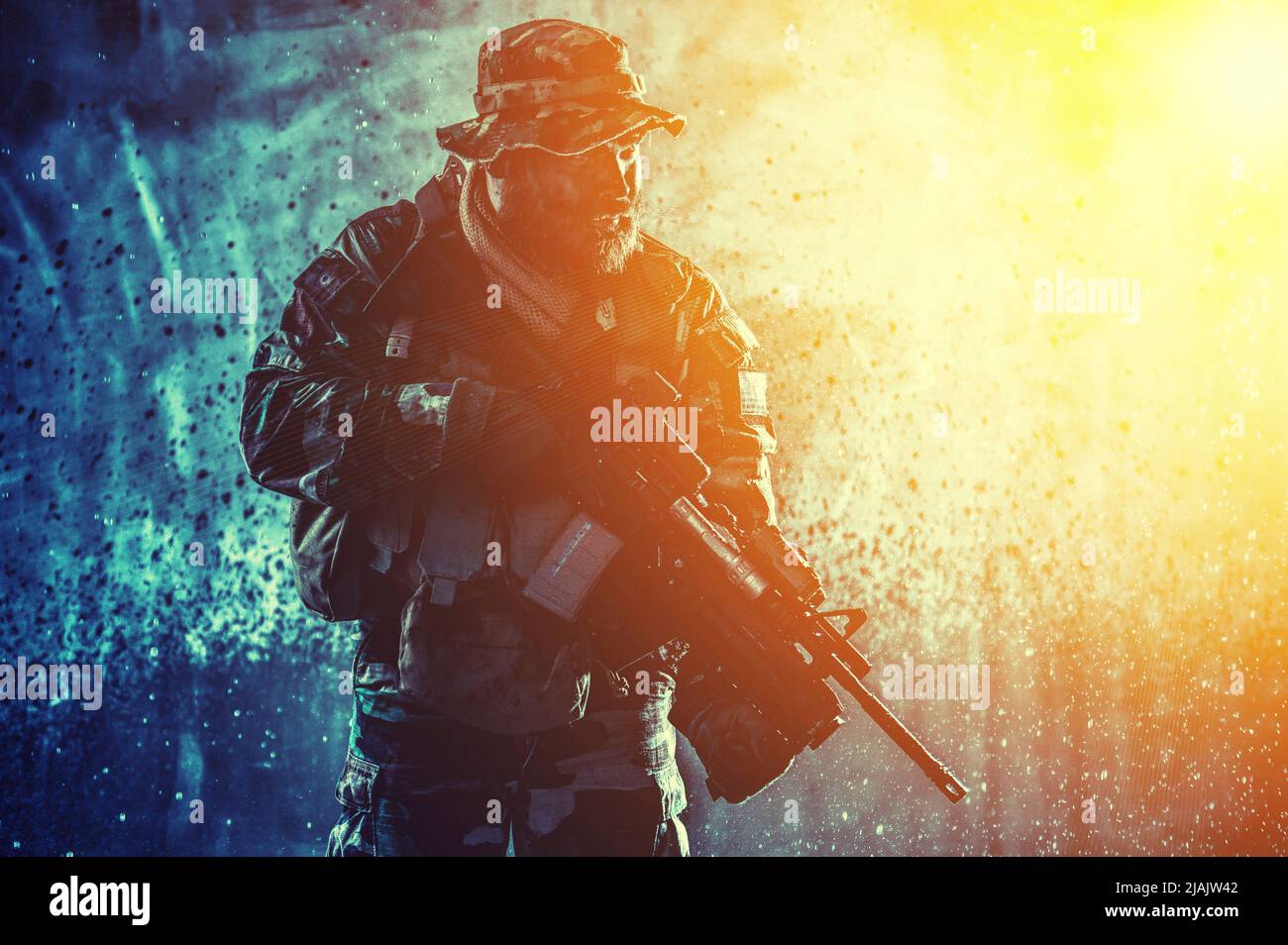 Comando combattente con fucile d'assalto, sneaking nelle tenebre pronto a combattere. Foto Stock