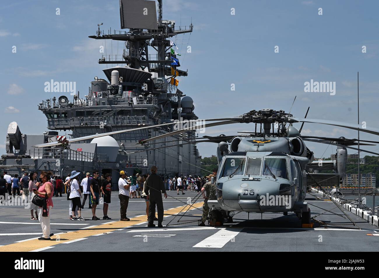 New York, Stati Uniti. 30th maggio 2022. La gente visita il ponte di volo della nave d'assalto anfibio USS Bataan della Marina (LHD-5) di classe Wasp il Memorial Day, New York, NY, 30 maggio 2022. La USS Bataan e altre navi hanno partecipato alla Fleet Week, che è tornata quest'anno per la prima volta dall'inizio della Pandemia COVID-19. (Foto di Anthony Behar/Sipa USA) Credit: Sipa USA/Alamy Live News Foto Stock