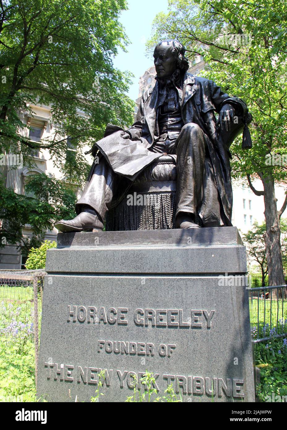 Statua di Horace Greeley, nel Greeley Square Park di Manhattan, sui terreni del Municipio di New York, New York, NY, USA Foto Stock