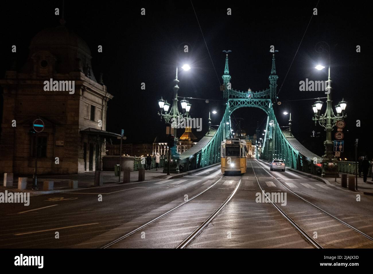 Budapest: Vamhaz krt, Liberty Bridge e tram di notte. Ungheria Foto Stock