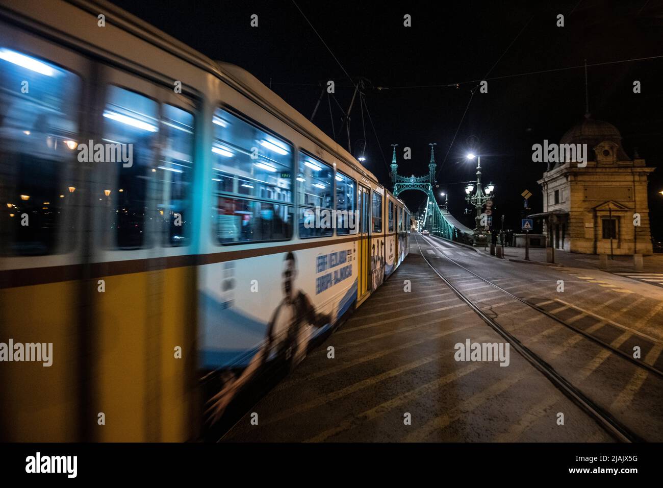 Budapest: Ponte della libertà e tram di notte. Ungheria Foto Stock