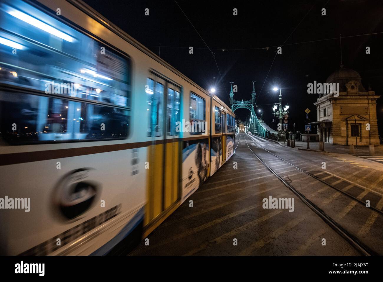 Budapest: Ponte della libertà e tram di notte. Ungheria Foto Stock