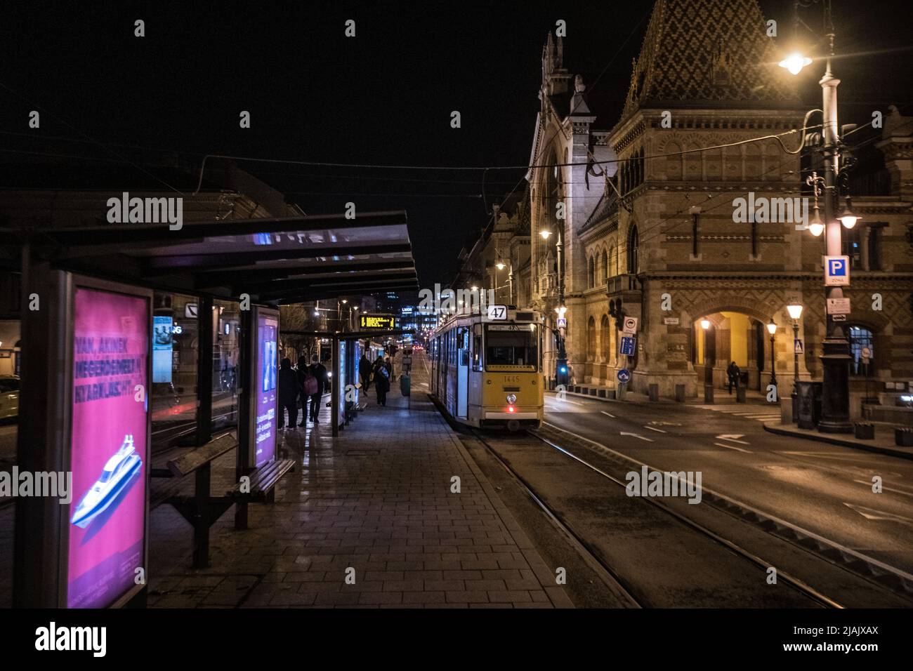 Budapest: Fovam ter di notte. Ungheria Foto Stock