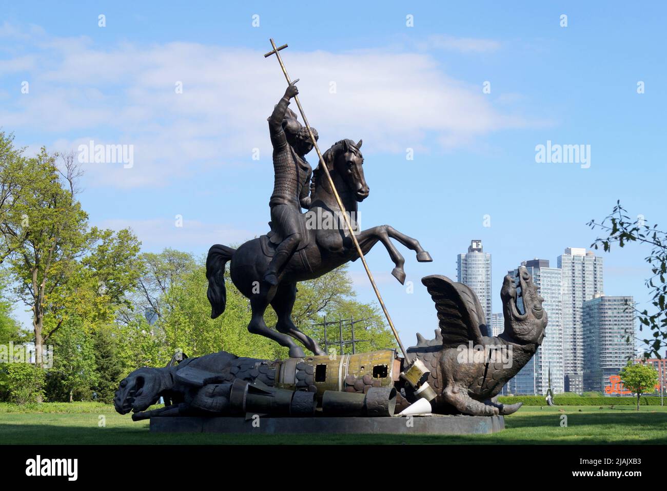 "Good Defeats Evil", scultura di Zurab Tsereteli, commemora la firma del Trattato INF del 1987, il Giardino dei regali delle Nazioni Unite, New York, NY, USA Foto Stock
