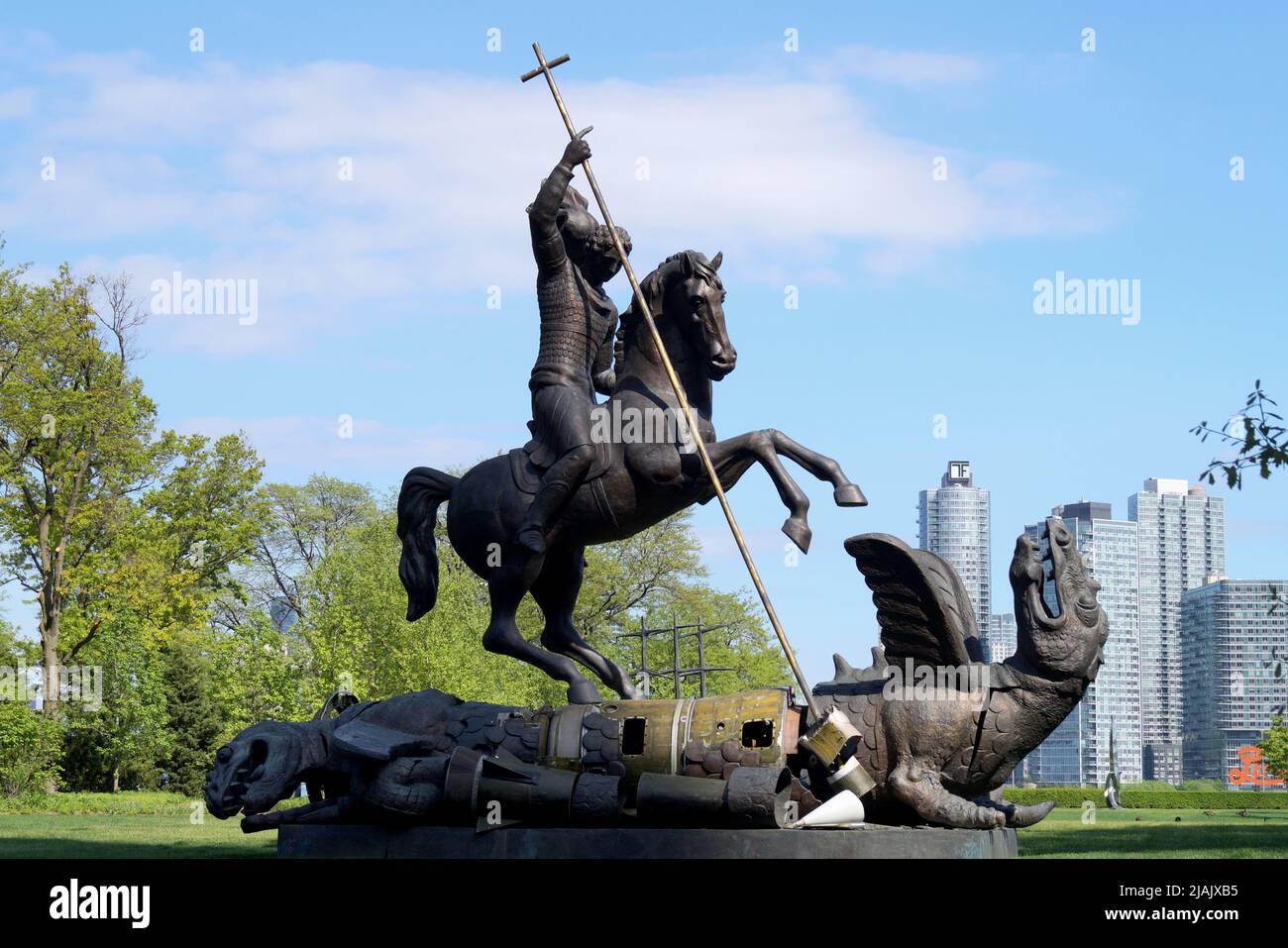 "Good Defeats Evil", scultura di Zurab Tsereteli, commemora la firma del Trattato INF del 1987, il Giardino dei regali delle Nazioni Unite, New York, NY, USA Foto Stock