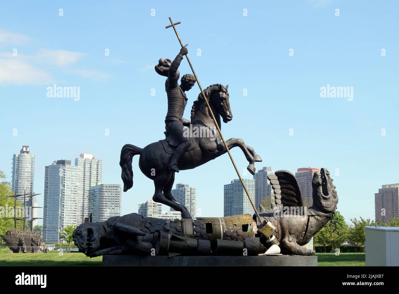 "Good Defeats Evil", scultura di Zurab Tsereteli, commemora la firma del Trattato INF del 1987, il Giardino dei regali delle Nazioni Unite, New York, NY, USA Foto Stock