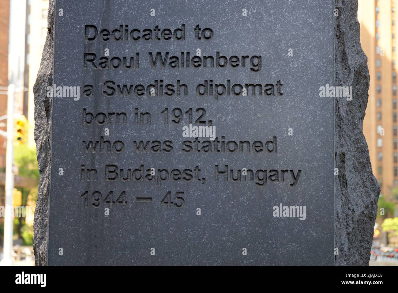 Raoul Wallenberg Monument, presso la sede delle Nazioni Unite, dettaglio, iscrizione di dedica scolpita in pietra, New York, NY, USA Foto Stock