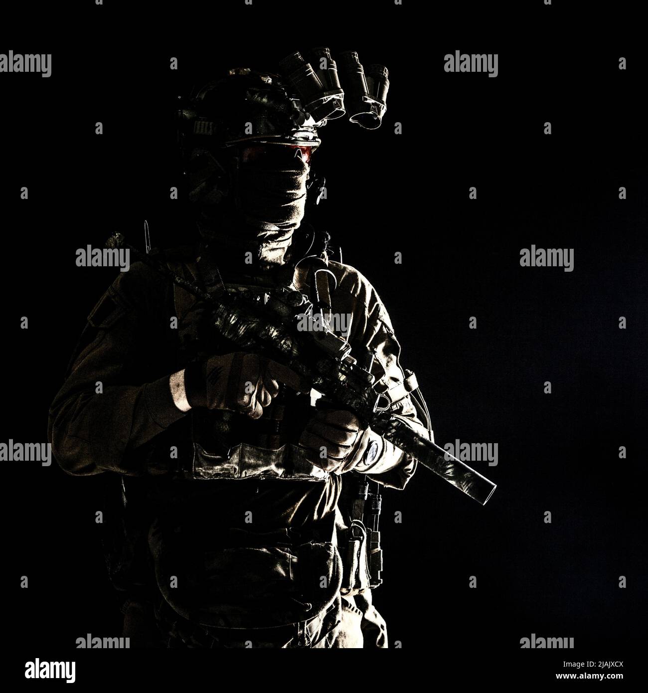 Soldati delle forze speciali dotati di dispositivo di visione notturna e di mitragliatrice con silenziatore, guardando lontano. Foto Stock