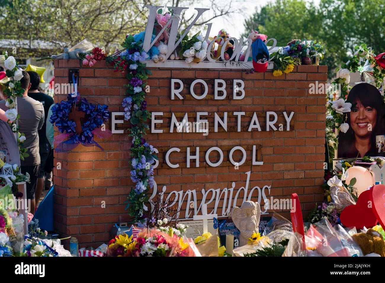30 maggio 2022: Il cartello di benvenuto di fronte alla Robb Elementary School di Uvalde, Texas, è decorato in memoria dei 19 bambini e due insegnanti uccisi lì in un massacro di tiro a scuola. (Credit Image: © Jintak Han/ZUMA Press Wire) Foto Stock