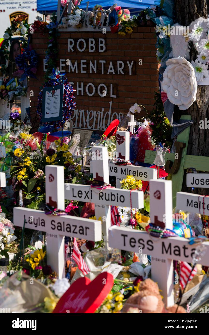 30 maggio 2022: Il cartello di benvenuto di fronte alla Robb Elementary School di Uvalde, Texas, è decorato in memoria dei 19 bambini e due insegnanti uccisi lì in un massacro di tiro a scuola. (Credit Image: © Jintak Han/ZUMA Press Wire) Foto Stock