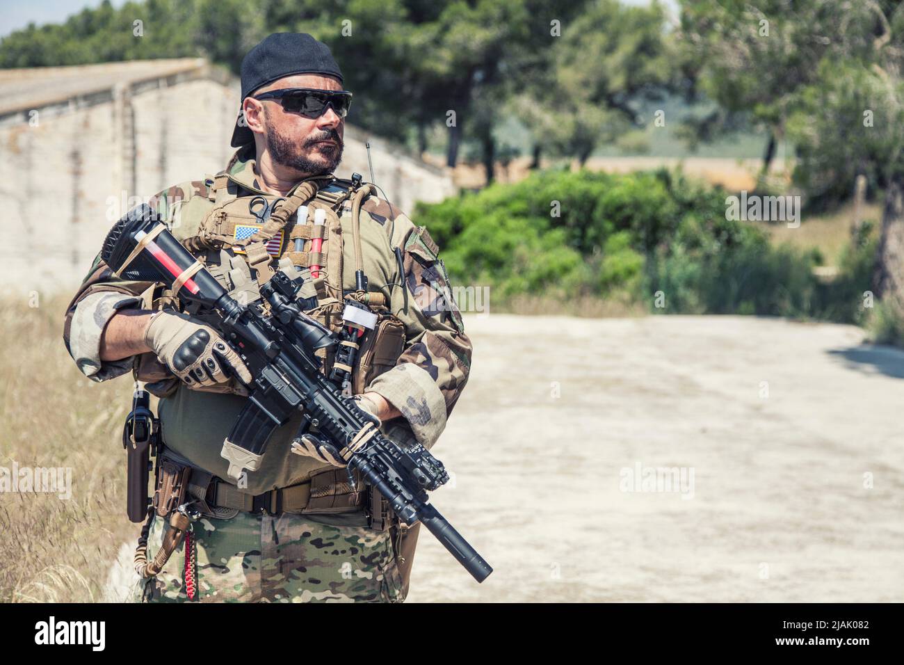 Ritratto a mezza lunghezza di un combattente armato Navy SEALs che indossa occhiali balistici mentre si trova all'aperto. Foto Stock