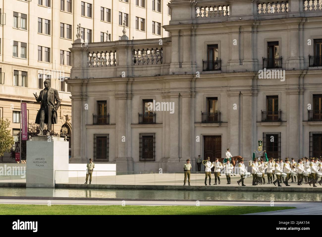 Dettaglio architettonico del Palacio de la Moneda (Palazzo della zecca), sede del presidente del Cile durante una cerimonia di cambio della guardia Foto Stock