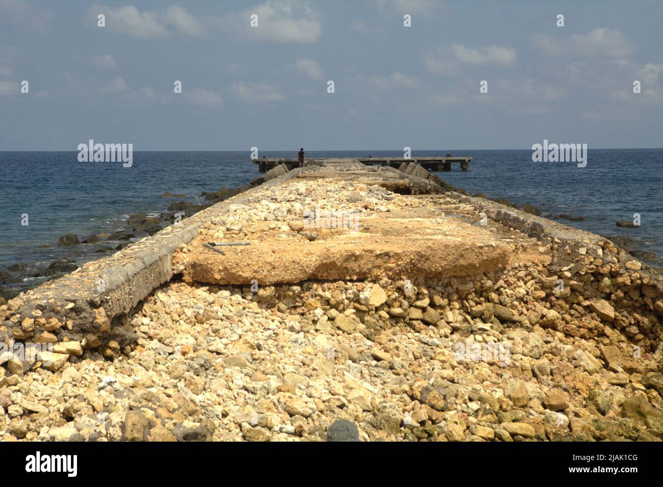 Un molo abbandonato di fronte all'Oceano Indiano, fotografato durante la stagione secca a Rua, Isola di Sumba, Nusa Tenggara Est, Indonesia. Foto Stock