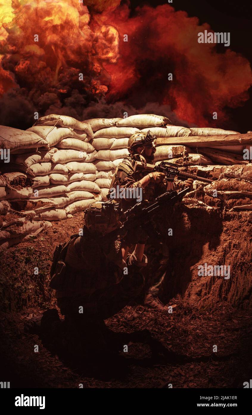 Operazioni speciali soldati che combattono dalle trincee, con nubi di fumo sullo sfondo. Foto Stock