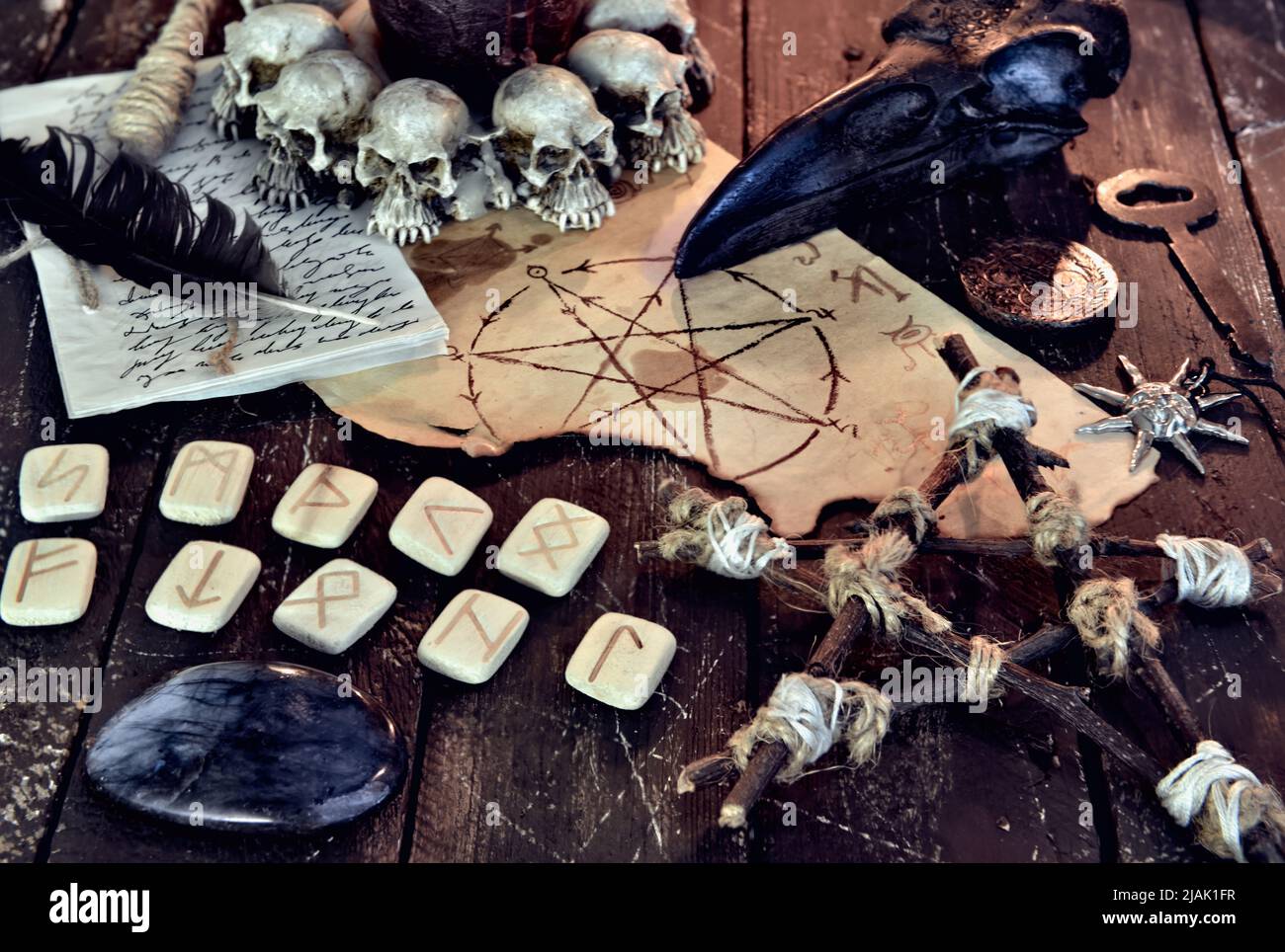 Wicca, vita morta esoterica e occulta con oggetti magici d'epoca e rune  sull'altare della tavola delle streghe per rituali mistici e racconti di  fortuna. Halloween e Foto stock - Alamy