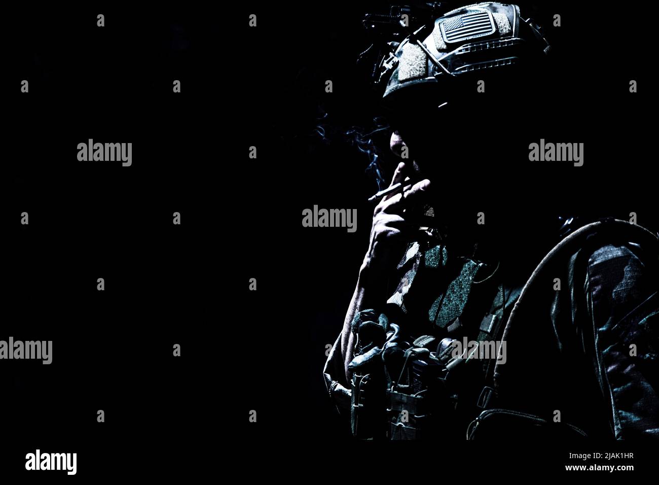 Basso Key studio shot di un soldato che fuma una sigaretta. Foto Stock