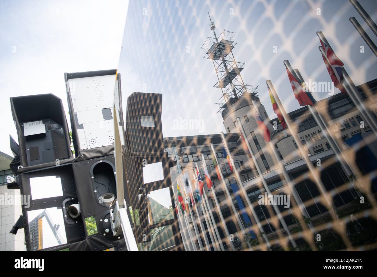 Darmstadt, Germania. 29th Apr 2022. La costruzione dell'Agenzia Meteorologica satellitare europea (EUMETSAT) si riflette in un modello originale fedele di un satellite MTG-S 1 (Meteosat 13). EUMETSAT è un'organizzazione intergovernativa che gestisce i satelliti meteorologici. (Al dpa 'locale allarme meteo severo da un'altitudine di 36.000 chilometri - nuovi satelliti') credito: Sebastian Gollnow/dpa/Alamy Live News Foto Stock