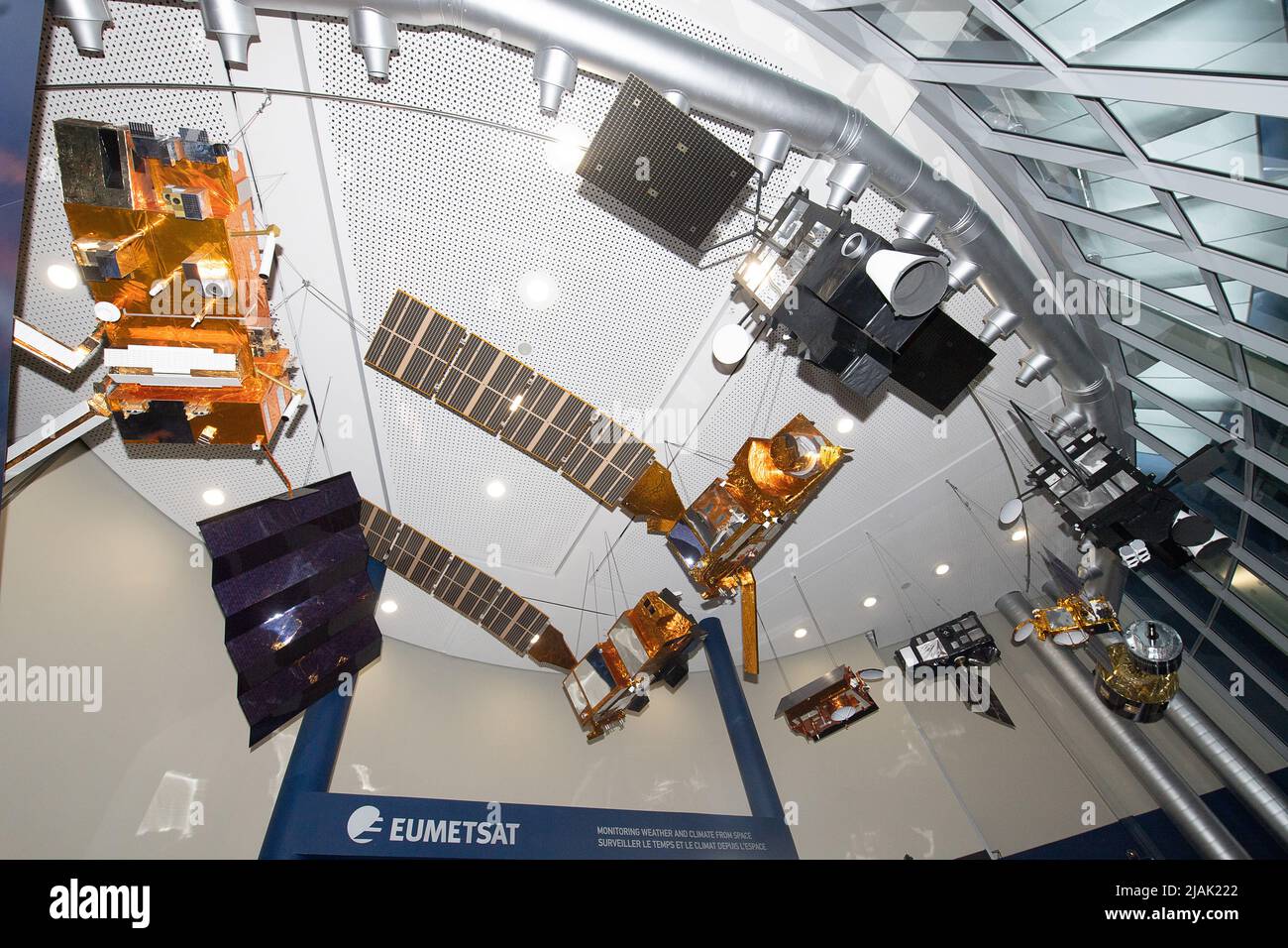 Darmstadt, Germania. 29th Apr 2022. Un modello del satellite MTG-i 1 (Meteosat 12) (r) è appeso in una stanza dell'Agenzia meteorologica satellitare europea (EUMETSAT). EUMETSAT è un'organizzazione intergovernativa che gestisce i satelliti meteorologici. (Al dpa 'locale allarme meteo severo da un'altitudine di 36.000 chilometri - nuovi satelliti') credito: Sebastian Gollnow/dpa/Alamy Live News Foto Stock