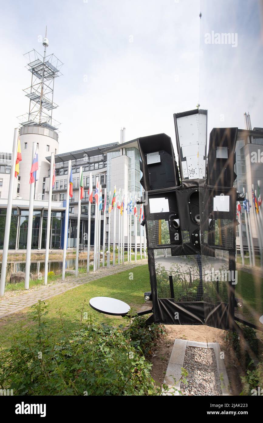 Darmstadt, Germania. 29th Apr 2022. La costruzione dell'Agenzia Meteorologica satellitare europea (EUMETSAT) si riflette in un modello originale fedele di un satellite MTG-S 1 (Meteosat 13). EUMETSAT è un'organizzazione intergovernativa che gestisce i satelliti meteorologici. (Al dpa 'locale allarme meteo severo da un'altitudine di 36.000 chilometri - nuovi satelliti') credito: Sebastian Gollnow/dpa/Alamy Live News Foto Stock