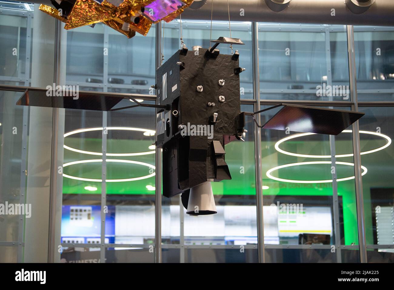 Darmstadt, Germania. 29th Apr 2022. Un modello del satellite MTG-i 1 (Meteosat 12) (r) è appeso in una stanza dell'Agenzia meteorologica satellitare europea (EUMETSAT). EUMETSAT è un'organizzazione intergovernativa che gestisce i satelliti meteorologici. (Al dpa 'locale allarme meteo severo da un'altitudine di 36.000 chilometri - nuovi satelliti') credito: Sebastian Gollnow/dpa/Alamy Live News Foto Stock