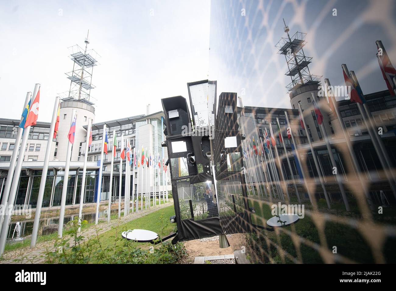 Darmstadt, Germania. 29th Apr 2022. La costruzione dell'Agenzia Meteorologica satellitare europea (EUMETSAT) si riflette in un modello originale fedele di un satellite MTG-S 1 (Meteosat 13). EUMETSAT è un'organizzazione intergovernativa che gestisce i satelliti meteorologici. (Al dpa 'locale allarme meteo severo da un'altitudine di 36.000 chilometri - nuovi satelliti') credito: Sebastian Gollnow/dpa/Alamy Live News Foto Stock