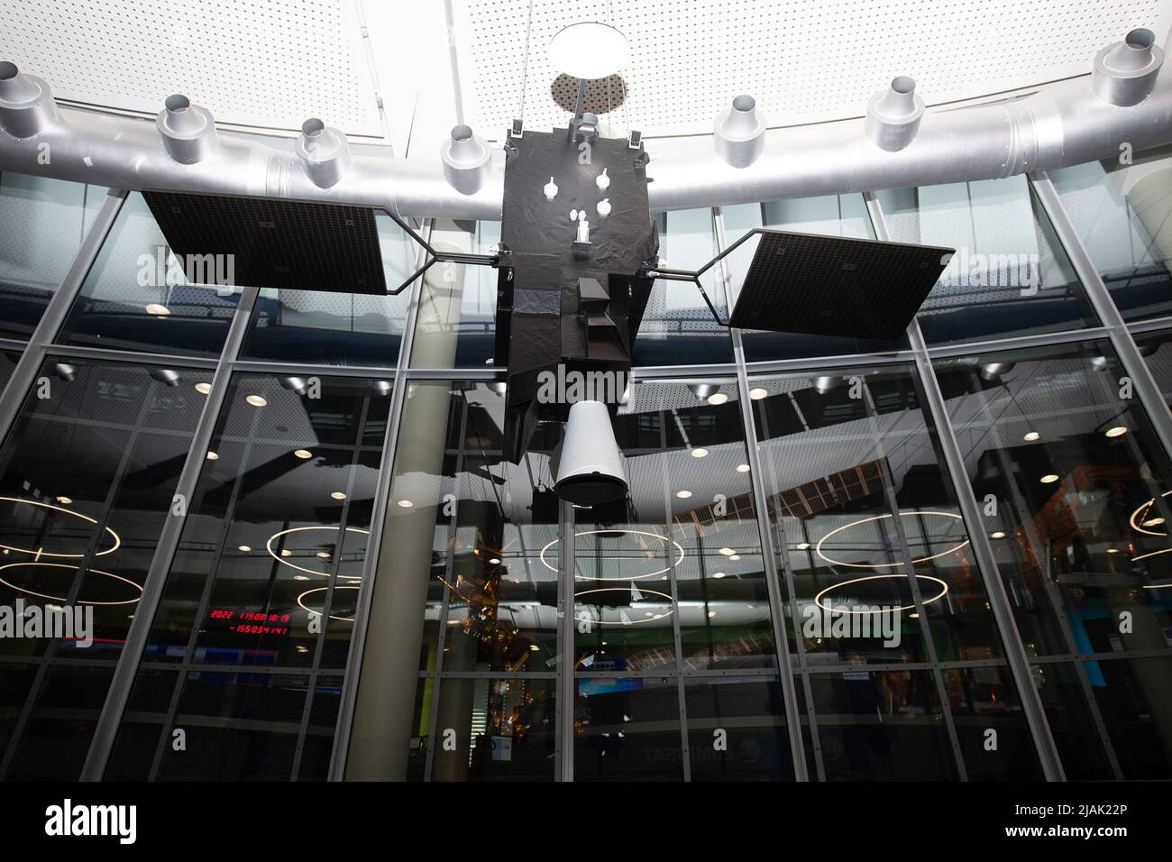 Darmstadt, Germania. 29th Apr 2022. Un modello del satellite MTG-i 1 (Meteosat 12) (r) è appeso in una stanza dell'Agenzia meteorologica satellitare europea (EUMETSAT). EUMETSAT è un'organizzazione intergovernativa che gestisce i satelliti meteorologici. (Al dpa 'locale allarme meteo severo da un'altitudine di 36.000 chilometri - nuovi satelliti') credito: Sebastian Gollnow/dpa/Alamy Live News Foto Stock