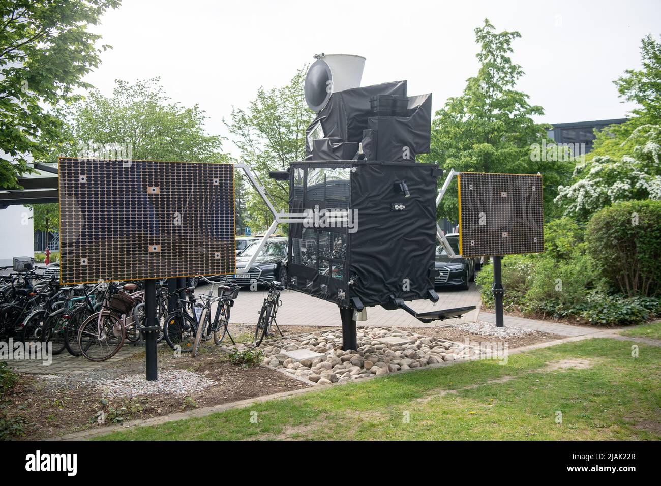 Darmstadt, Germania. 29th Apr 2022. Un modello completo del satellite MTG-i 1 (Meteosat 12) è basato sull'Agenzia meteorologica satellitare europea (EUMETSAT). EUMETSAT è un'organizzazione intergovernativa che gestisce i satelliti meteorologici. (Al dpa 'locale allarme meteo severo da un'altitudine di 36.000 chilometri - nuovi satelliti') credito: Sebastian Gollnow/dpa/Alamy Live News Foto Stock