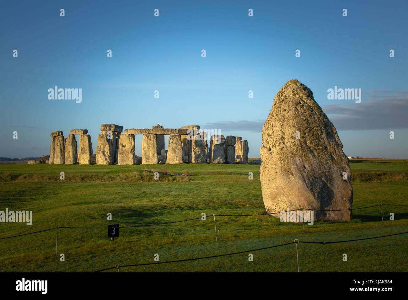 La pietra del tallone, una pietra importante a Stonehenge, il sito patrimonio dell'umanità dell'UNESCO in Inghilterra durante la bella luce del mattino Foto Stock