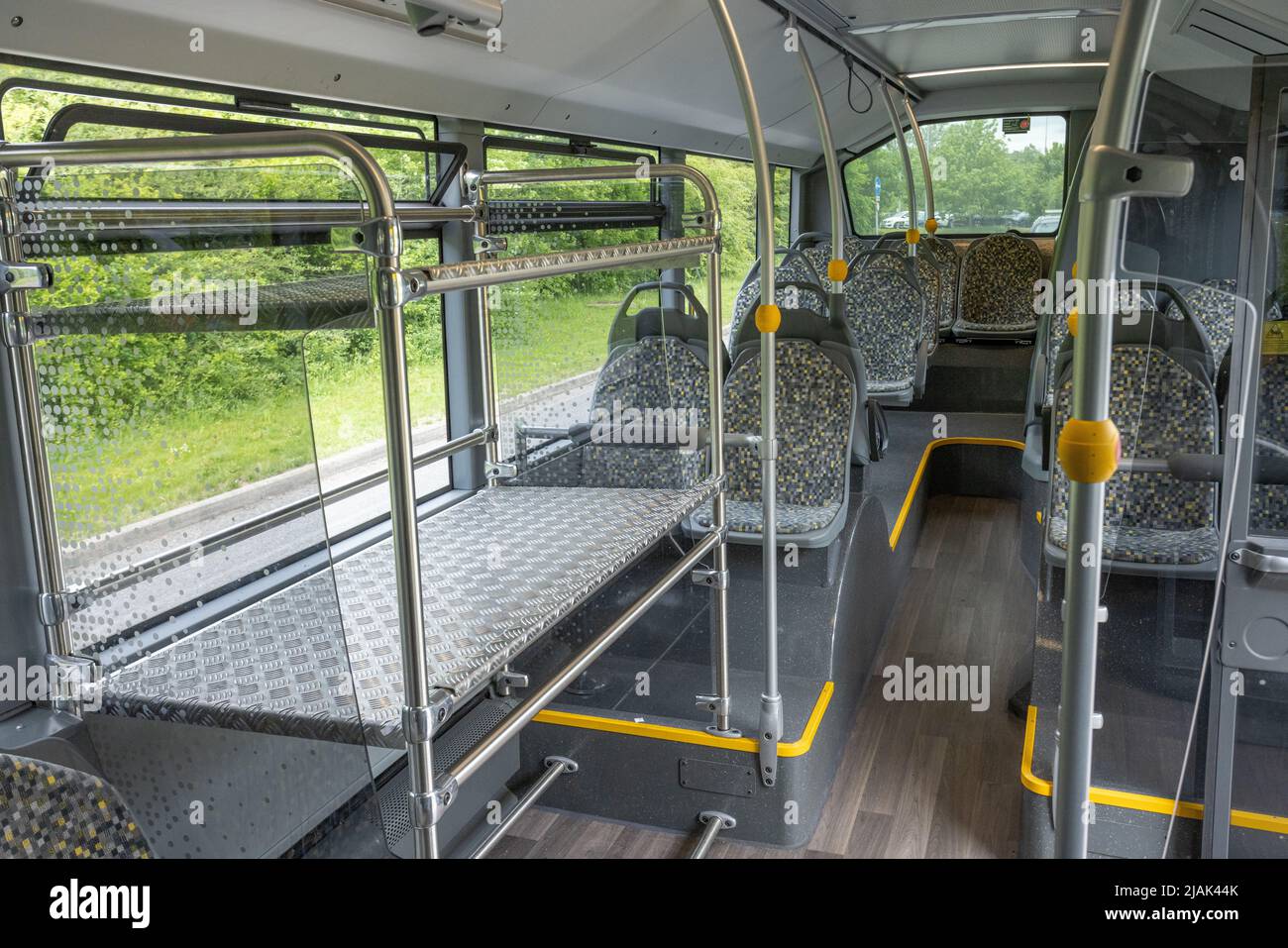 All'interno del servizio di autobus dell'aeroporto Stansted di Londra. Sedili vuoti e portabagagli Foto Stock