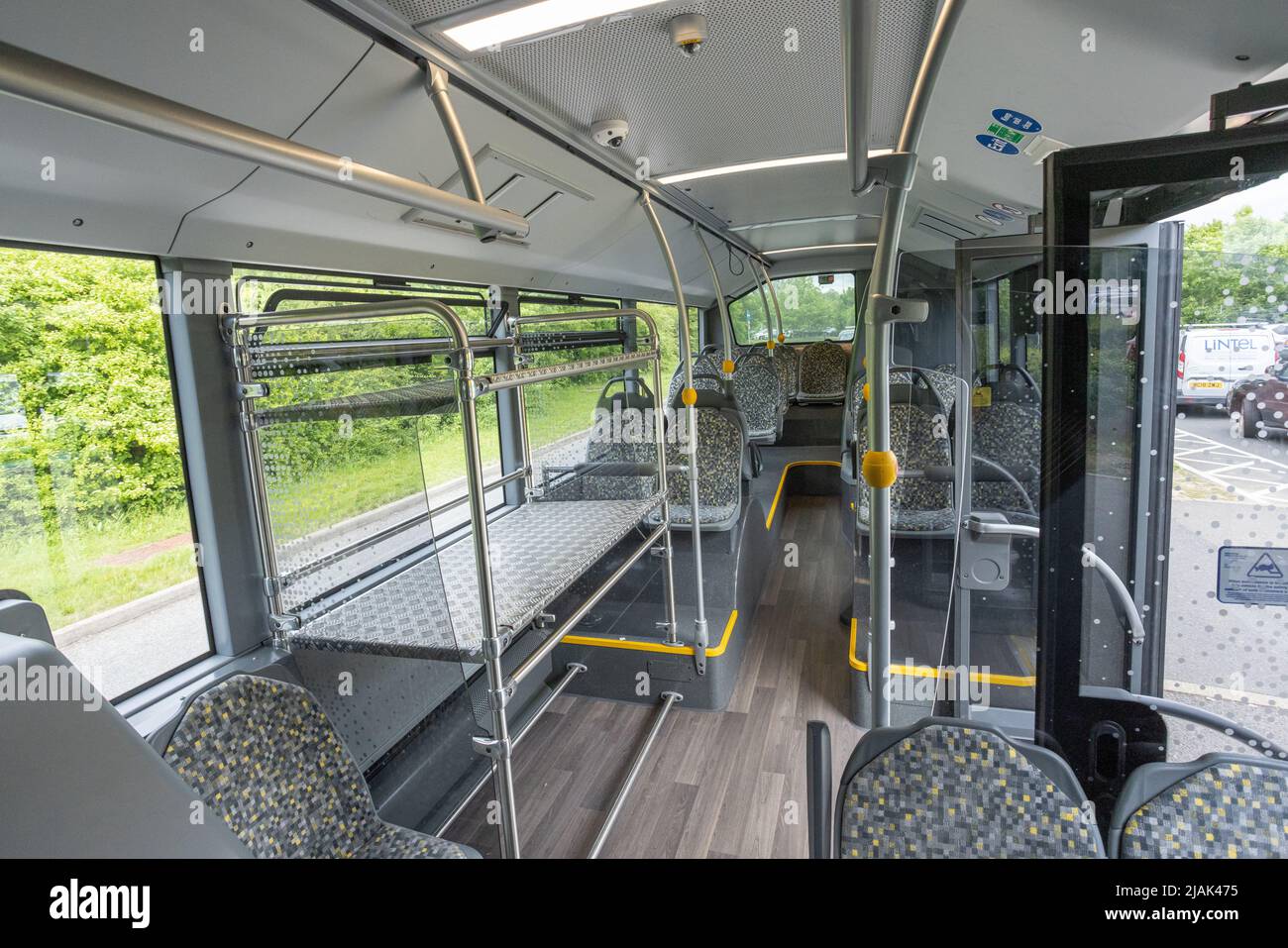 All'interno dell'aeroporto di Londra Stansted autobus. Sedili vuoti, porta aperta e portabagagli Foto Stock