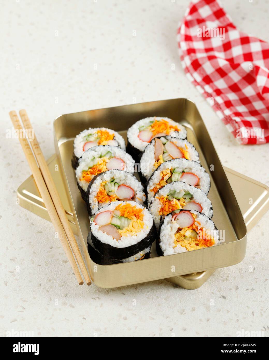 Riso coreano Roll o Gimbap sulla scatola da pranzo coreana, delizioso dosirak sano Foto Stock