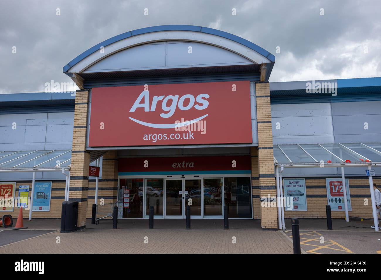 Ingresso al negozio Argos. Grande cartello rosso e bianco sulle porte di vetro. Argos è un negozio e catalogo britannico nel Regno Unito Foto Stock