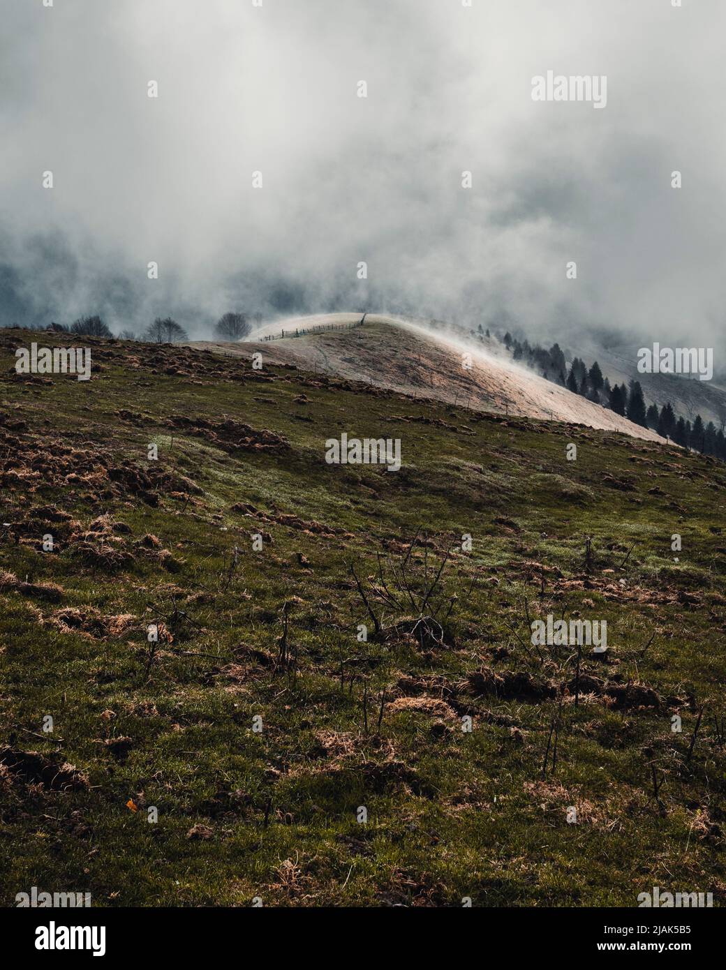 Nuvole basse sulle cime delle montagne Foto Stock